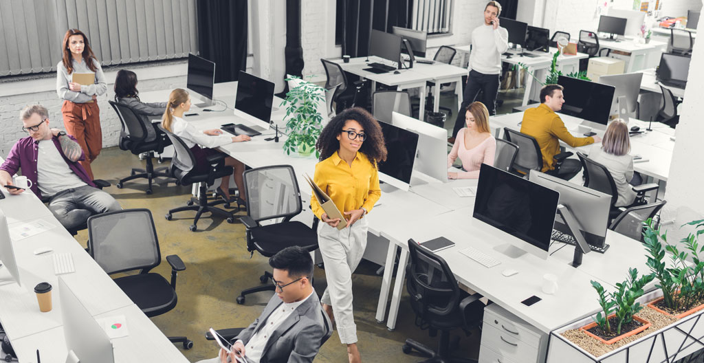 Bureau open space IT paisible masquant potentiellement des failles de sécurité réseau