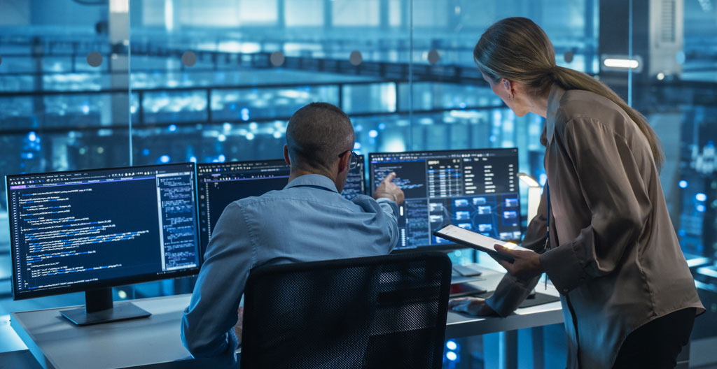 Consultant cybersécurité présentant un diagnostic réseau à un responsable d'entreprise